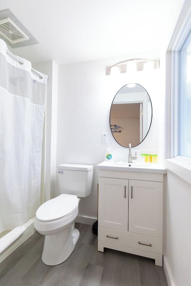 Anchor Bay Inn and Suites - photo 44