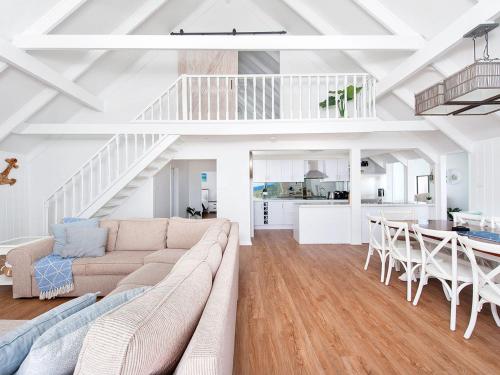 Kingsley Beach House Boat Harbour — 4-Star Luxury Hotel in Anna Bay, Australia