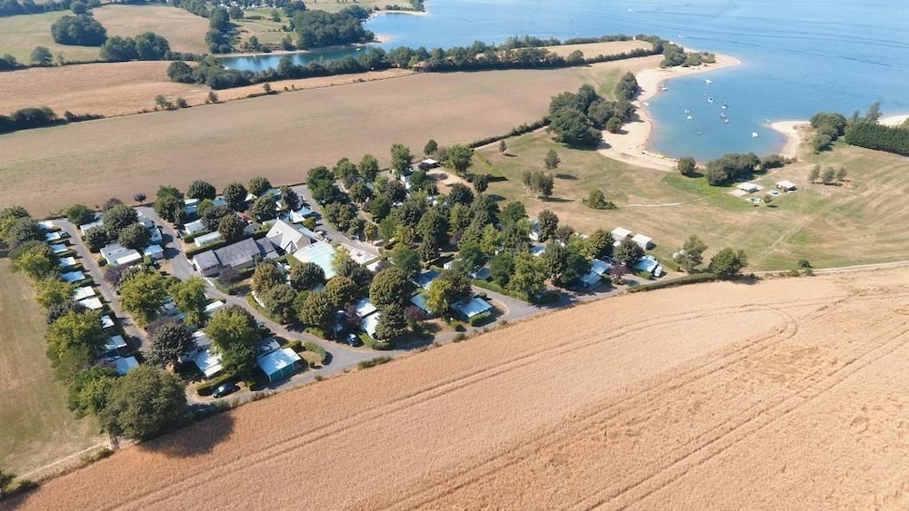 Camping Parc de Charouzech — 4-Star Luxury Hotel in Salles-Curan, France