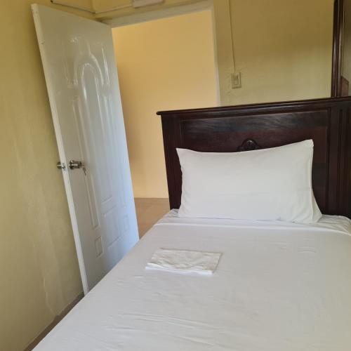 Paradise place grande single roof top room in Unknown City, Jamaica