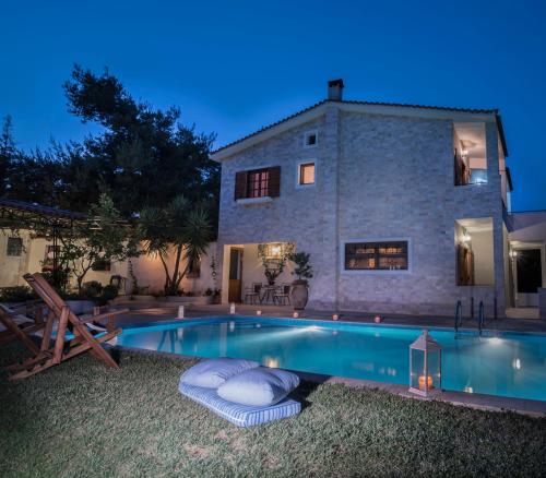 Villa Corina near the Airport — 4-Star Luxury Hotel in Kouvaras, Greece