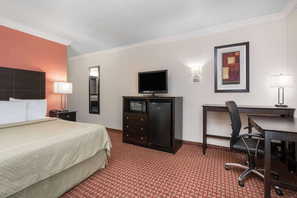 AmericInn by Wyndham Johnston Des Moines - photo 6