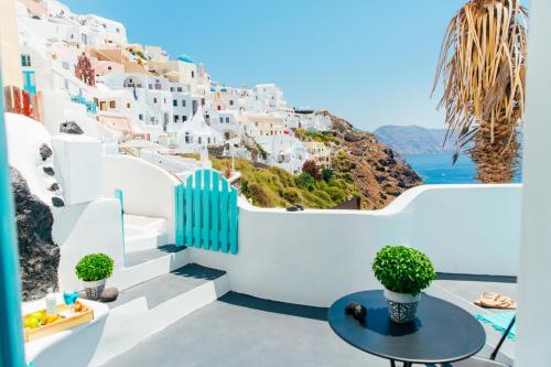 Blessed Blue Boutique Cave Suite — 4-Star Luxury Hotel in Oia, Greece