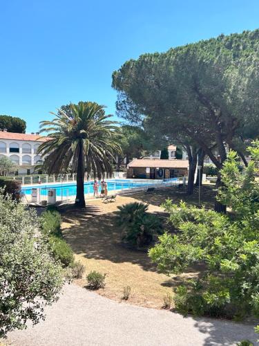Le Patios Piscine Plage Terrain Tennis in Argelers, France