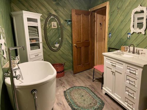 Secluded River Overlook Cabin on 160 acres. — 4-Star Luxury Hotel in Potsdam, United States