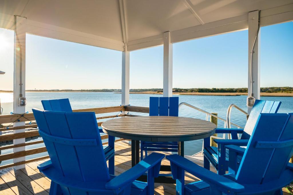 Golden Hour by Oak Island Accommodations - photo 14
