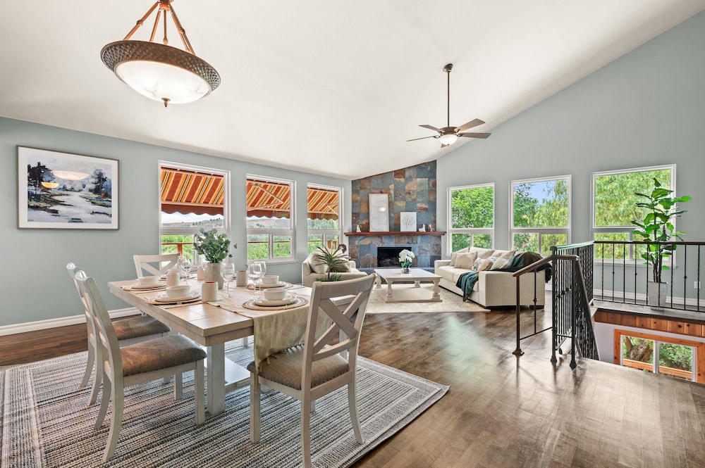 Mountain View Family Retreat w Game Room Scenic Decks in Pomona, United States