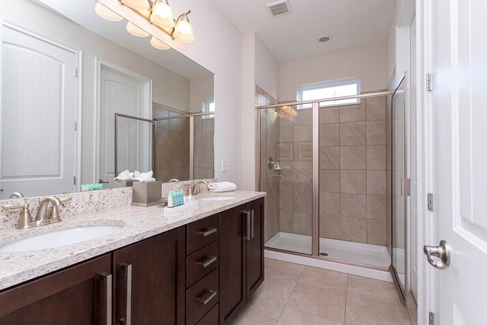 Luxurious 5Bd Single Family w Pool&Jacuzzi @Encore Resort 7432 - photo 32