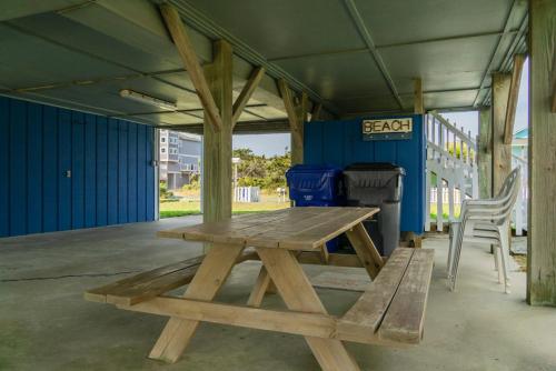Out of the Blue by Oak Island Accommodations - photo 25
