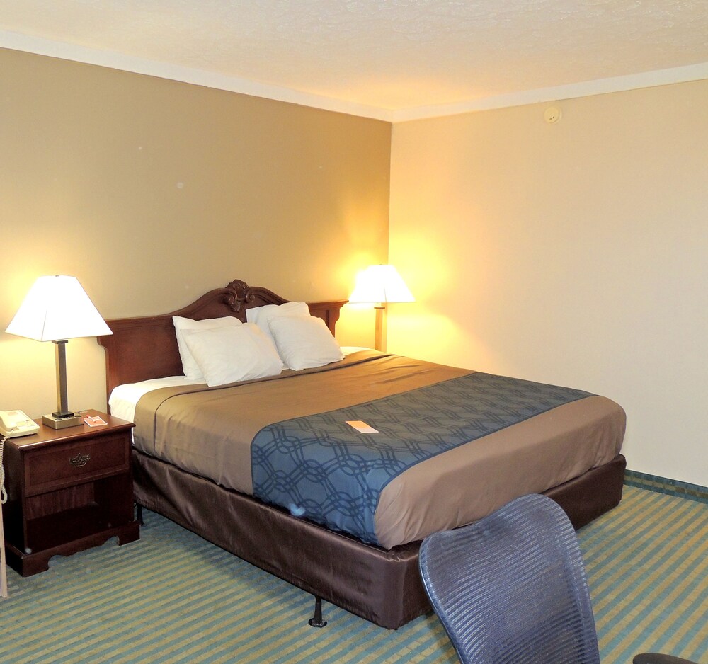 Econo Lodge Wickliffe Cleveland East - photo 12