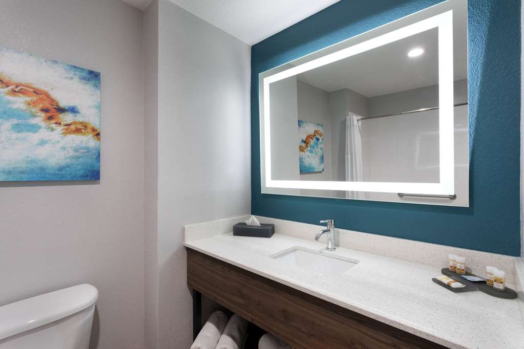 La Quinta Inn & Suites by Wyndham Tampa Central - photo 16