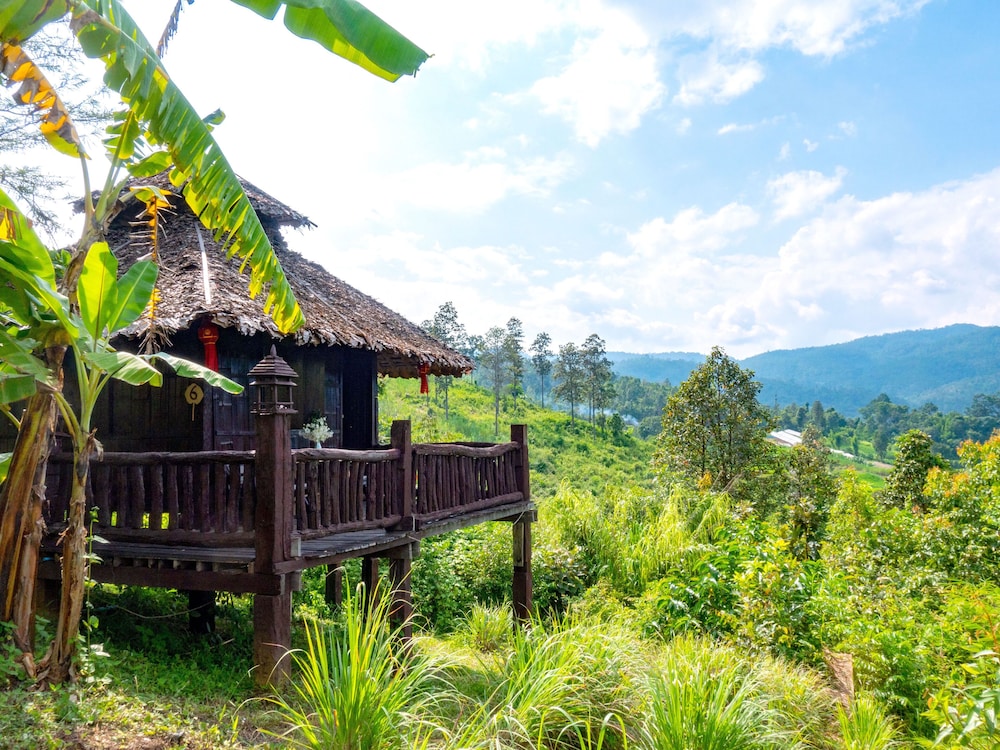 Chai Lai Mountain - carbon neutral hotel in Mae Wang
