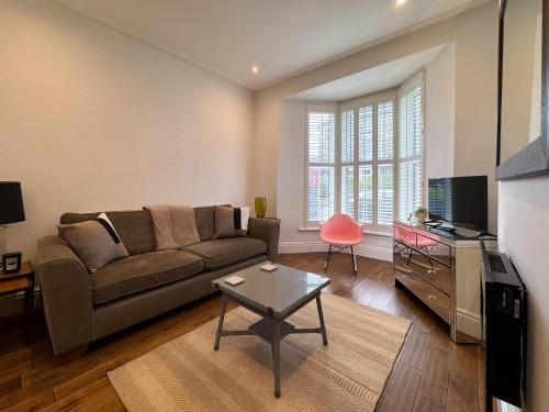 Granville 3 Bed House By Furnished Accommodation FREE PARKING Perfect for Families and Contractors Walk to Exhibition Centre