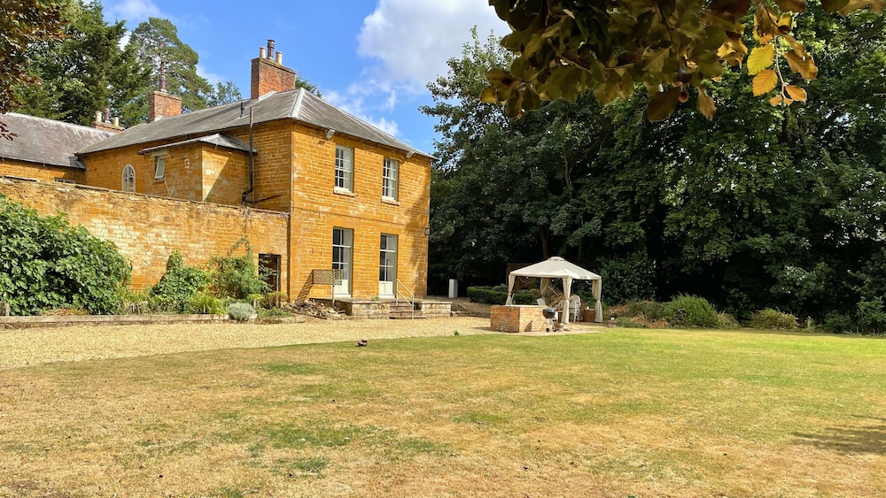The Old Vicarage — 4-Star Luxury Hotel in Flore, United Kingdom