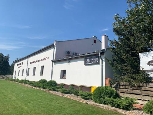 Country Club Na Skraju Lasu — hotel in Wrzesnia