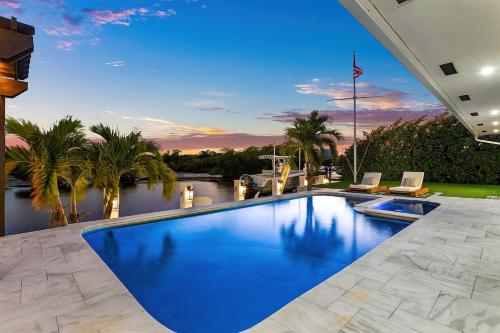 Waterfront Boat Slip Walk to Beach Updated — 4-Star Luxury Hotel in Boynton Beach, United States