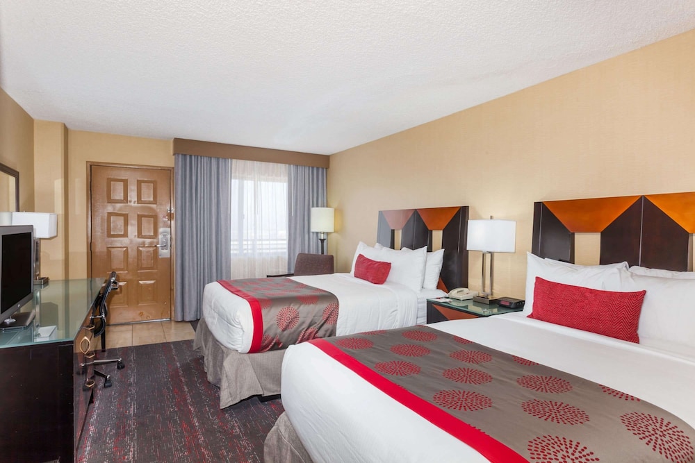 Ramada by Wyndham San Diego National City - photo 32