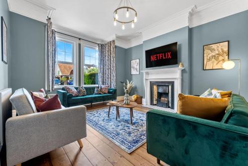 5 Bed Luxury Manor Games Room Off road parking & Stylish interiors Central Gloucester Cotswolds Sleeps up to 12 Great for Groups by Blue Puffin Stays — 4-Star Luxury Hotel in Gloucester, United Kingdom