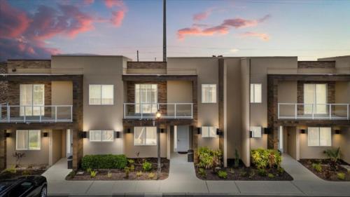 4 Bedrooms 45 Bathrooms Magic Village 3235 Ba