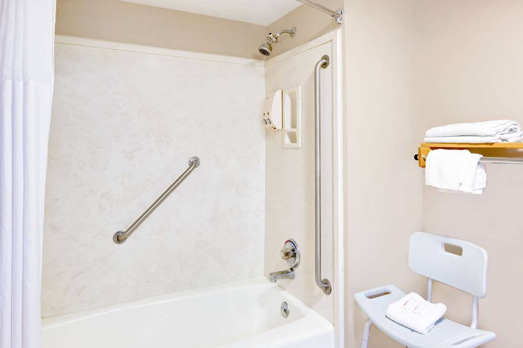 Days Inn & Suites by Wyndham Starkville - photo 8