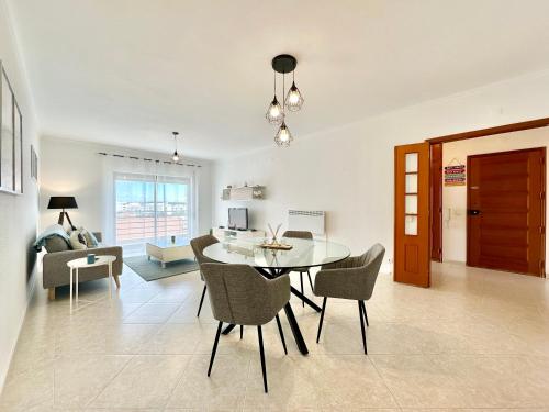 Apt PA with pool and parking — 4-Star Luxury Hotel in Armacao De Pera, Portugal