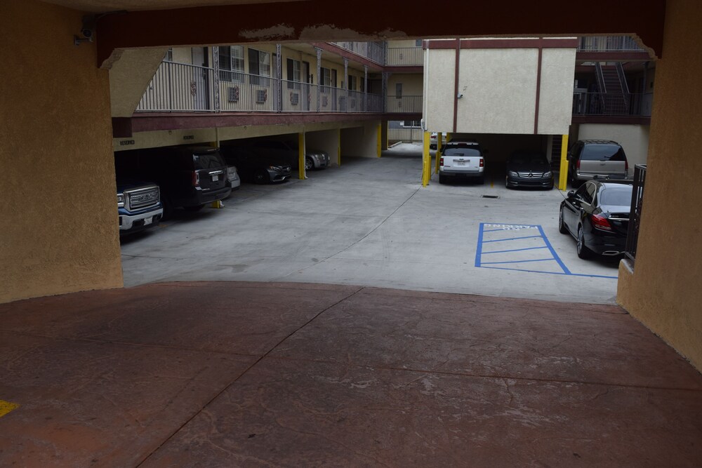 Deluxe Inn Hawthorne - photo 32