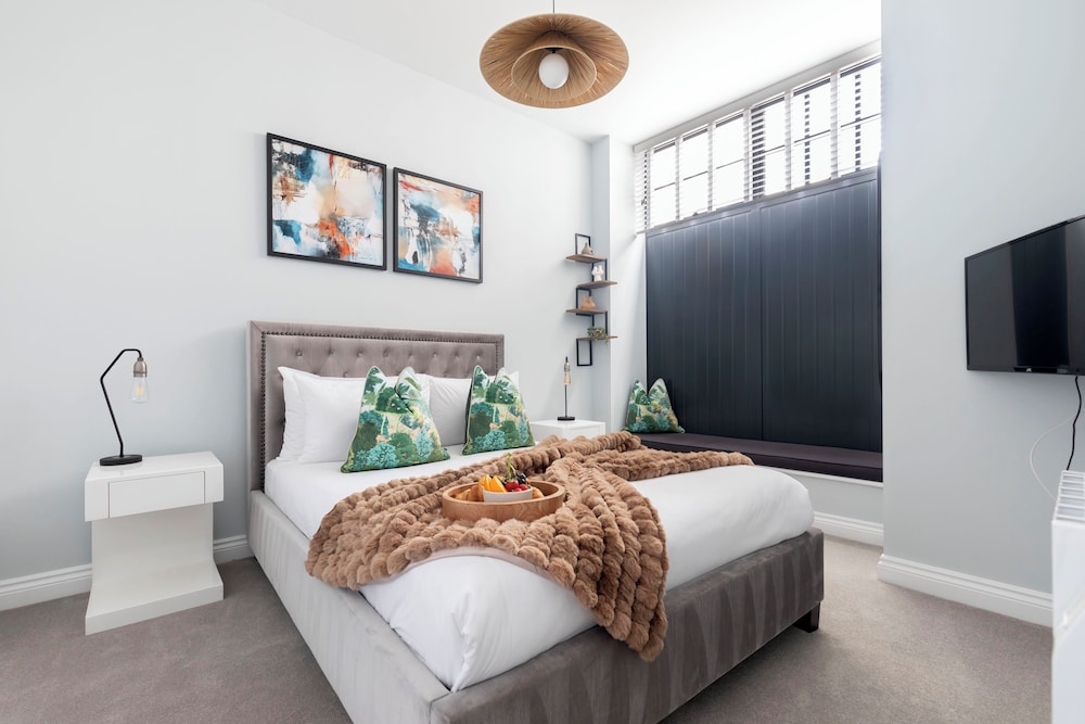Elliot Oliver Stylish 2 Bedroom Town Centre Apartment — 4-Star Luxury Hotel in Cheltenham, United Kingdom