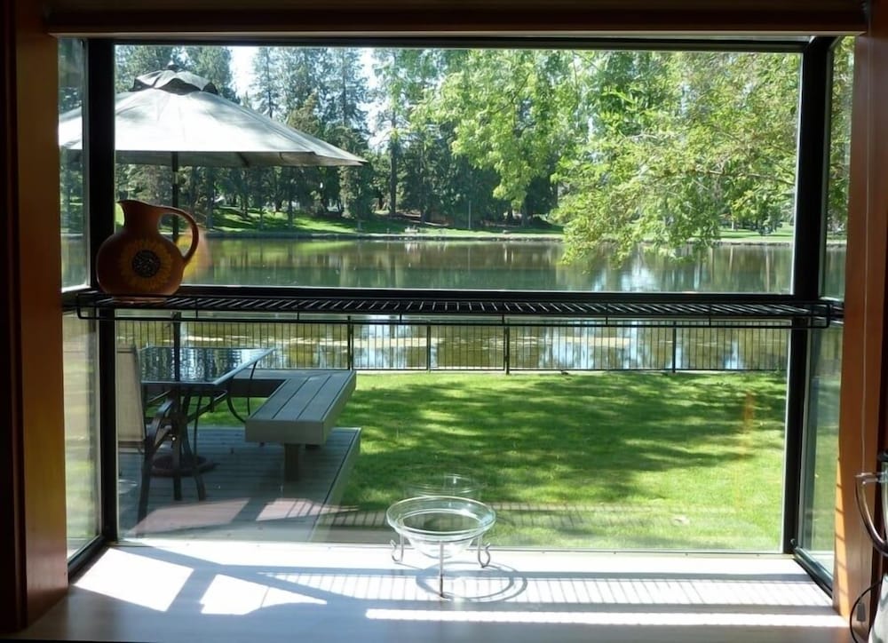 Mirror Pond — 4-Star Luxury Hotel in Bend, United States