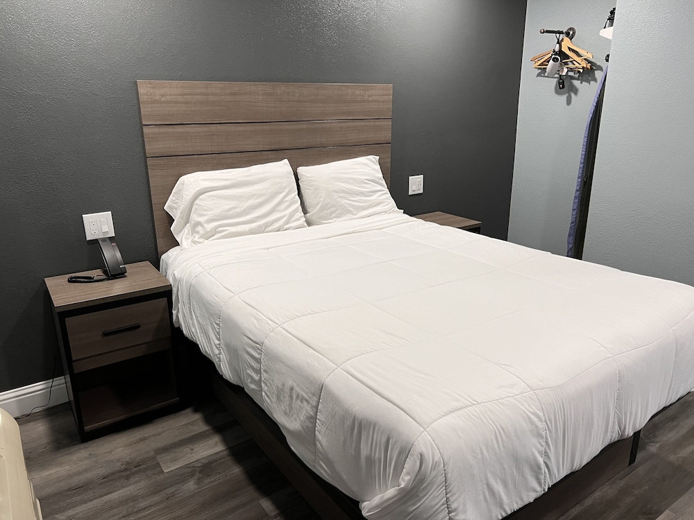 Surf City Inn and Suites - photo 25