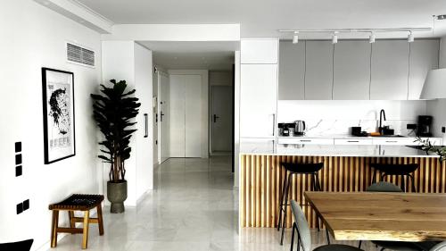 The White Marble Spacious 4br 2ba by Bnc — 4-Star Luxury Hotel in Palaio Faliro, Greece