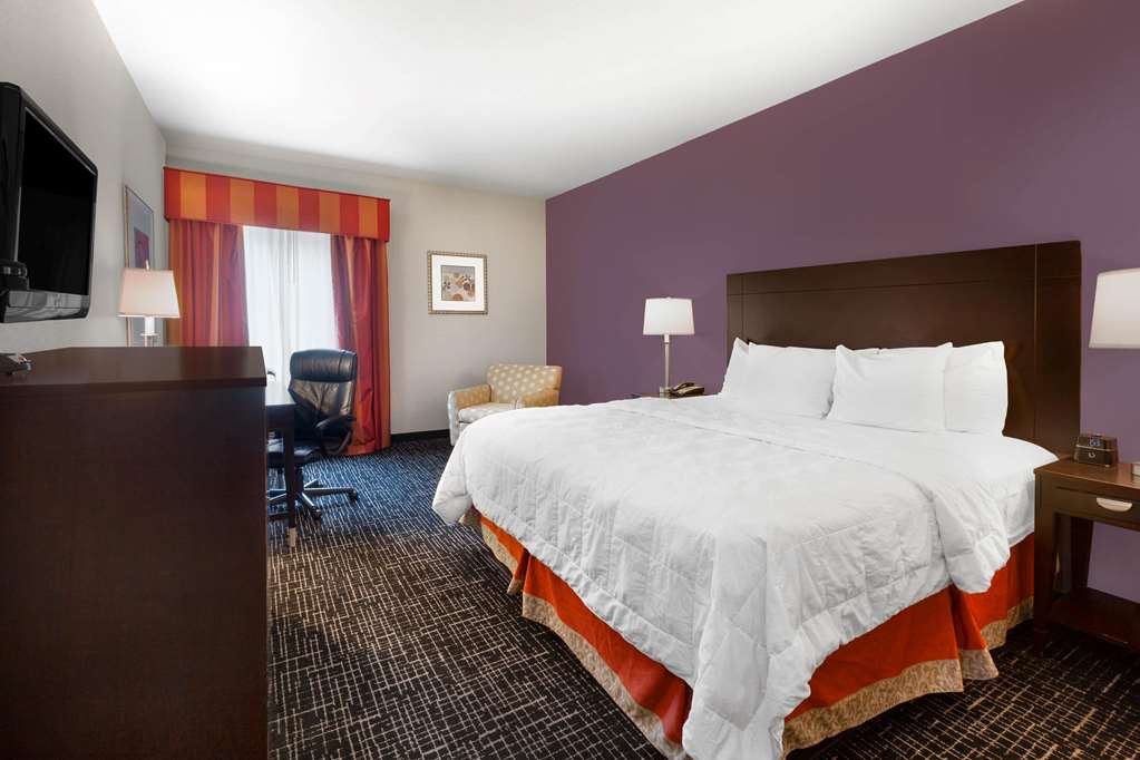 La Quinta Inn & Suites by Wyndham Lumberton - photo 18