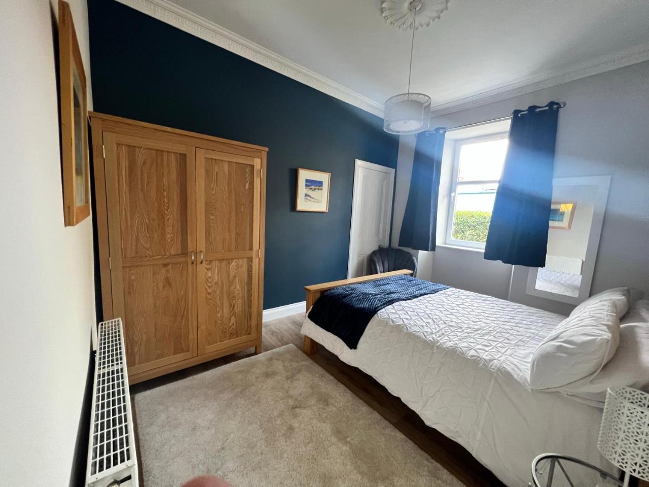Number 79 Cosy Central Helensburgh 1 Bedroom Ground Floor Pet Friendly Garden — 4-Star Luxury Hotel in Helensburgh, United Kingdom