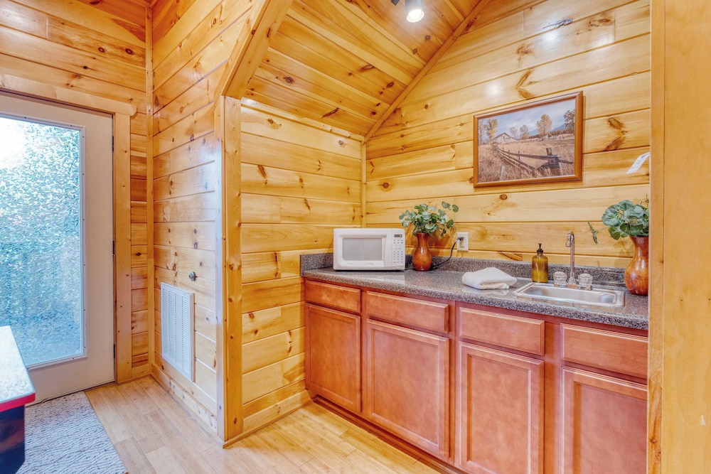 Bear Cove by Avantstay Hot Tub Pool Table - photo 31