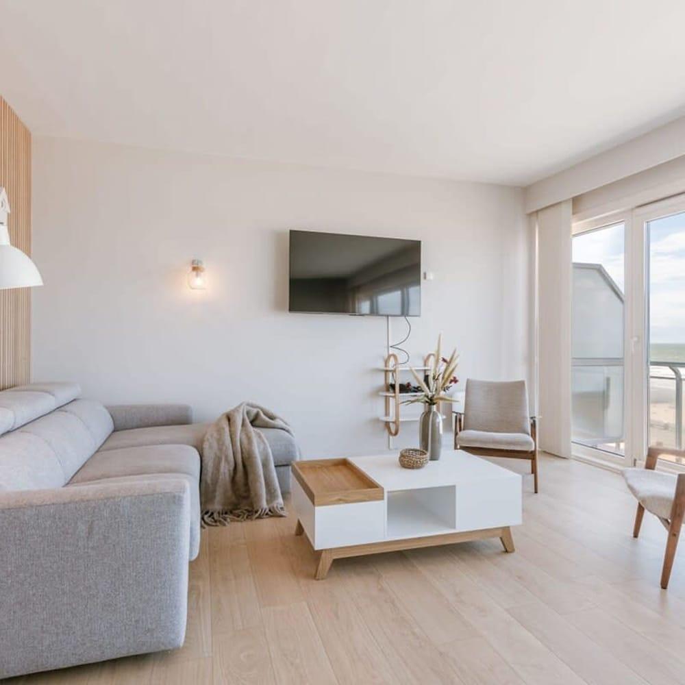 Bright Seaview Apartment In Oostende — 4-Star Luxury Hotel in Ostend, Belgium
