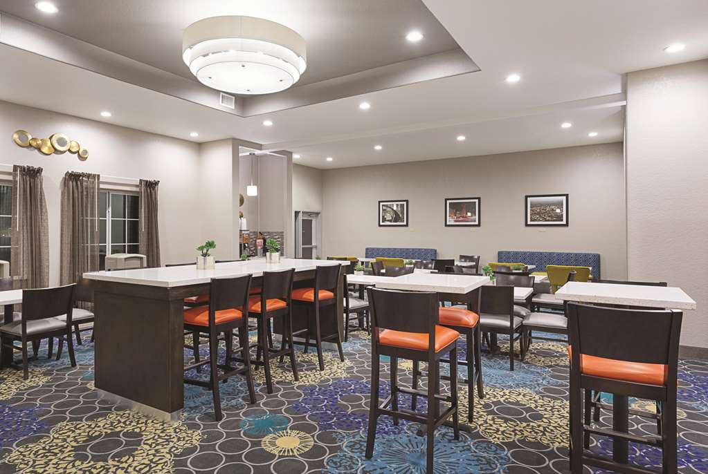 La Quinta Inn & Suites by Wyndham San Antonio Northwest - photo 19