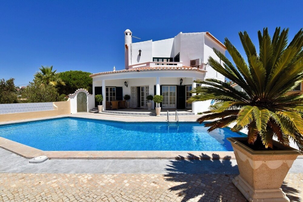 Villa Casa Tulipa Sleeps 4 With Pool Garden & A c — 4-Star Luxury Hotel in Albufeira, Portugal