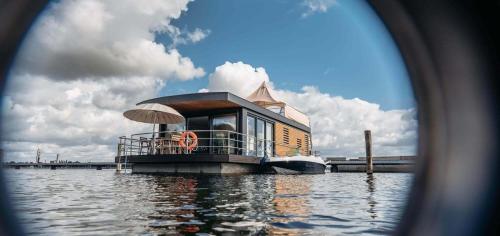 Hausboot the Hideaway LP26 - carbon neutral hotel in Klitten