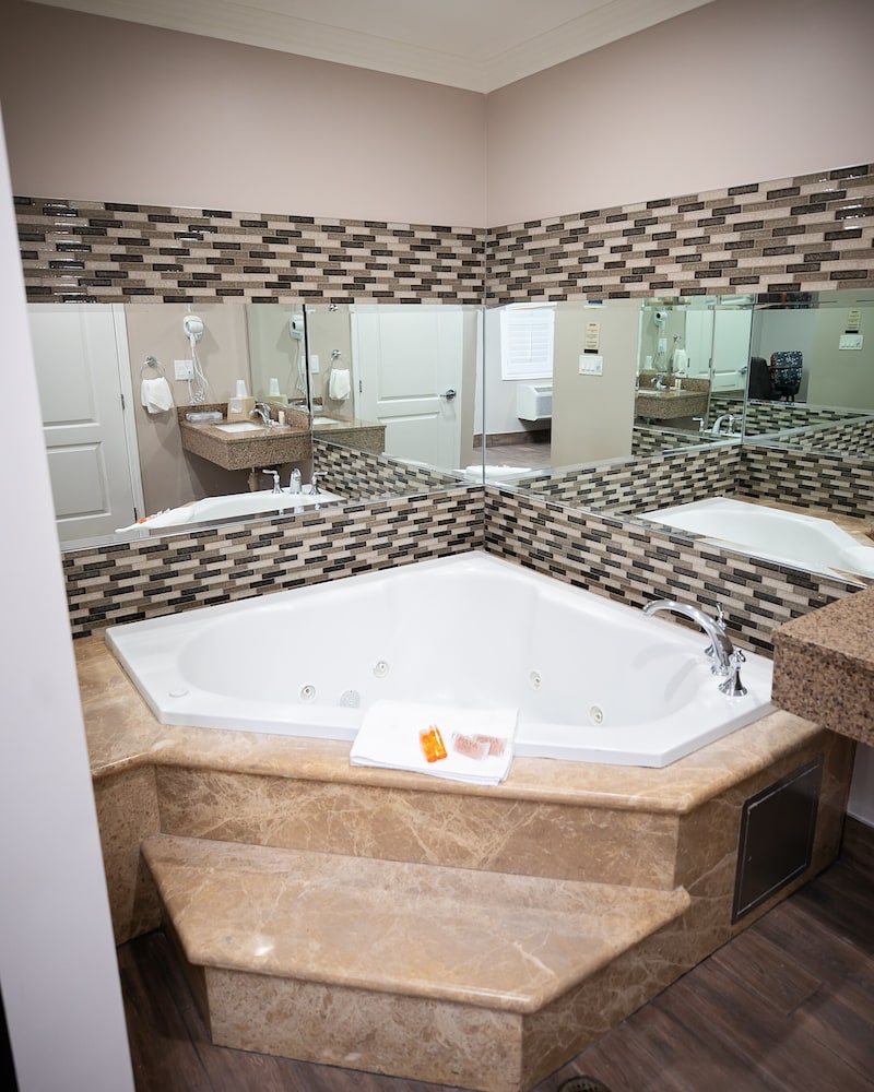 Diamond Bell Inn & Suites - photo 29