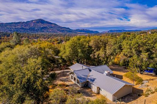 Yosemite Wooded Hills Pool Table Fitness Views in Oakhurst, United States