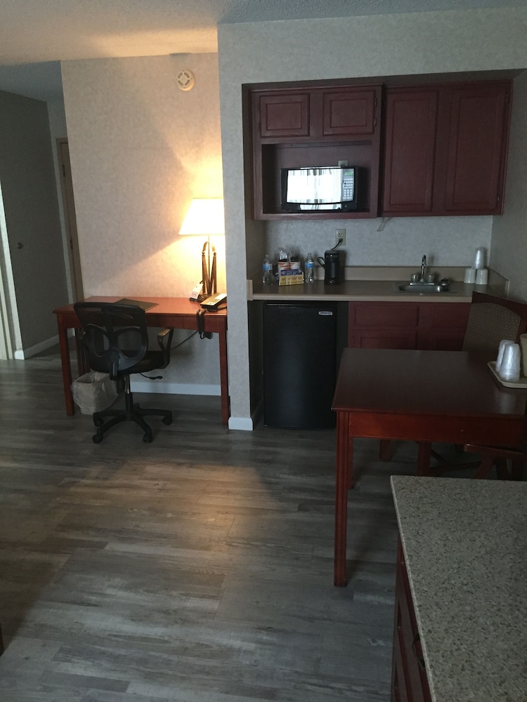 Quality Inn & Suites Albuquerque Midtown University Area - photo 10