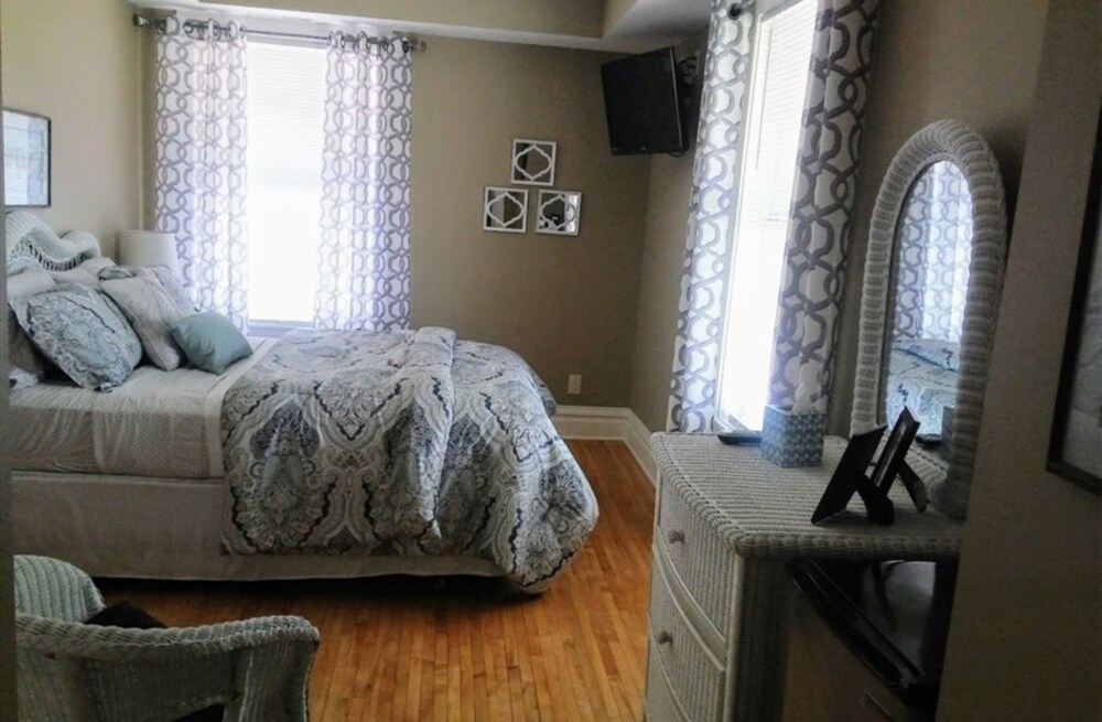 The Landmark Motel - photo 3