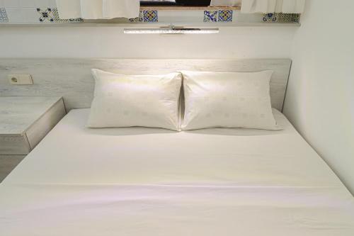 Modern 1br Apt Near Rustaveli by Wehost