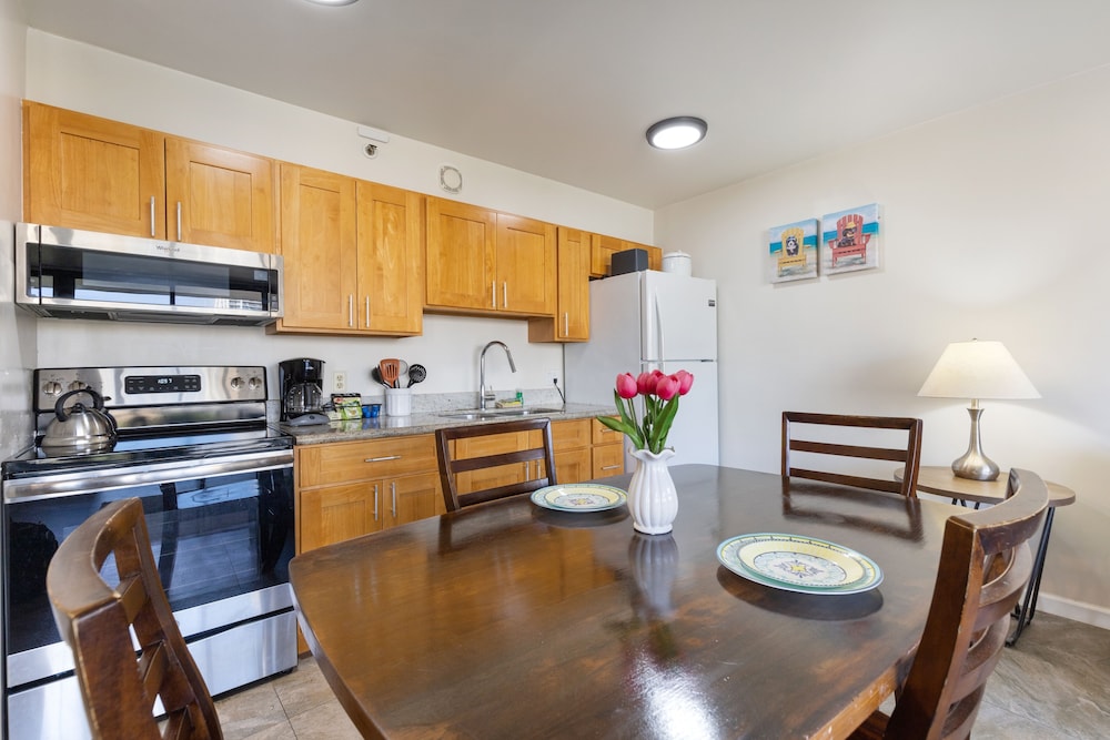 Light & Airy 8th Floor Ocean View Condo with Lanai and FREE Parking by Koko Resort Vacation Rentals - photo 8