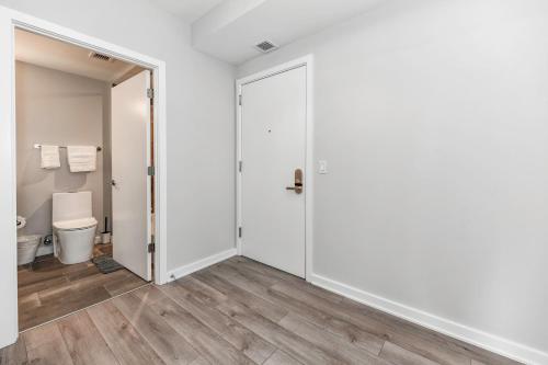 2BR Urban Retreat Gym Parkng and Scenic Rooftop — 4-Star Luxury Hotel in Arlington, United States