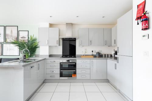 4 Bedroom House By Humming Nest Short Lets & Serviced Accommodation Milton Keynes With Free WiFi & Parking — 4-Star Luxury Hotel in Milton Keynes, United Kingdom