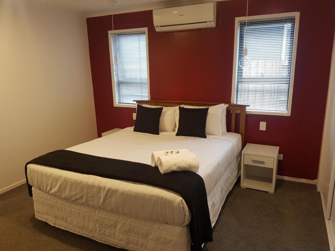 Trendy Bungalow in the Heart of Rotorua — 4-Star Luxury Hotel in Rotorua, New Zealand