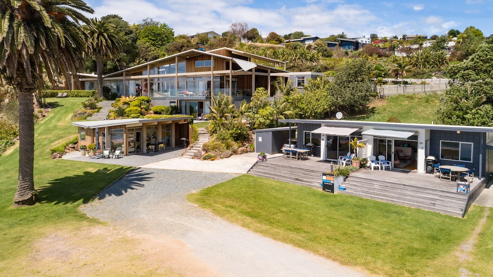 Cable Bay Stays Golden Sand and Driftwood Beachfront Accommodation — 4-Star Luxury Hotel in Taipa, New Zealand