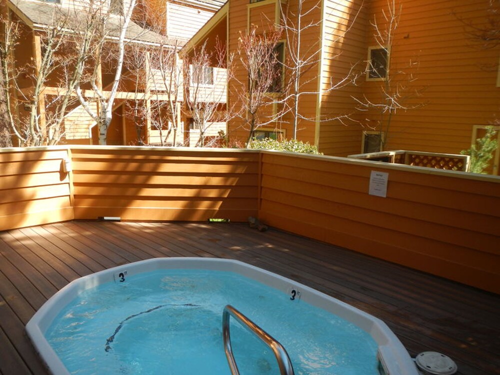 Incline Village 8 BR Home Private Hot Tub 2 Master Suites LTA 8151 — 4-Star Luxury Hotel in Incline Village, United States