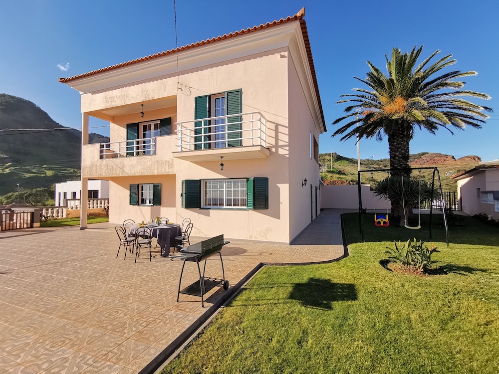 Villa Caniçal — 4-Star Luxury Hotel in Santa Cruz, Portugal