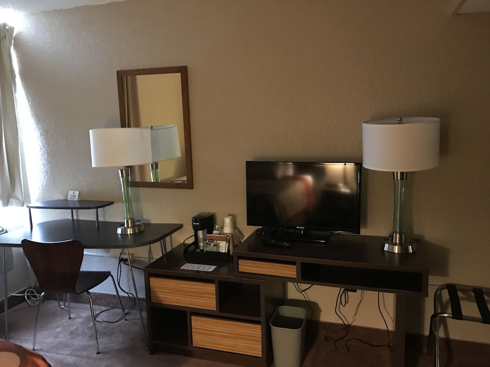 Super 8 by Wyndham Redfield - photo 11